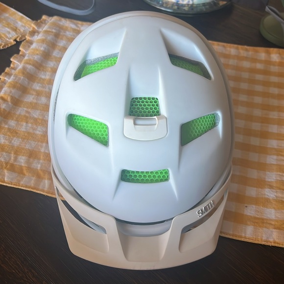 Smith Forefront trail helmet size M. Worn a few times in great condition.💚🩶🤍 - Picture 4 of 12
